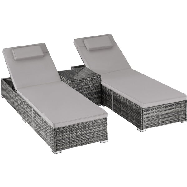 Gartenmöbel Set bestehend aus zwei Sonnenliegen aus Polyrattan mit Polsterauflagen und einem Beistelltisch mit Glasplatte.