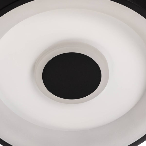 Detailaufnahme einer runden Deckenleuchte mit zentralem Element und ringförmigem Schirm.