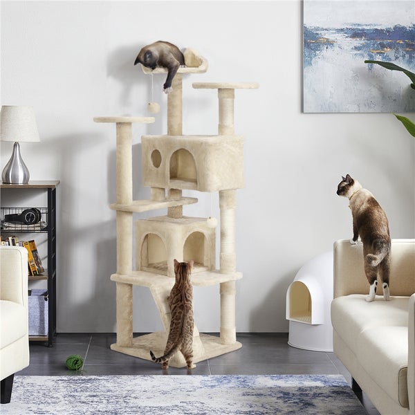Katzenkratzbaum mit mehreren Ebenen, Höhlen und Spielzeugen in einem Wohnzimmer mit Katzen