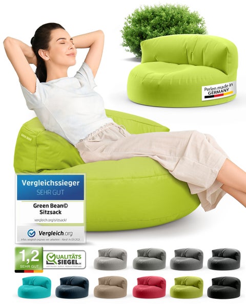 Frau entspannt sich auf einem grünen Green Bean Sitzsack mit dem Vergleichssieger Sehr Gut Siegel.