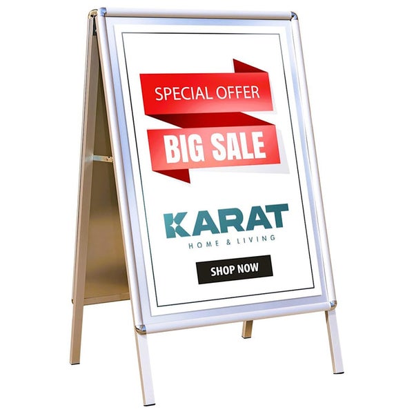Aufsteller mit Werbebotschaft für Sonderangebote und Ausverkauf