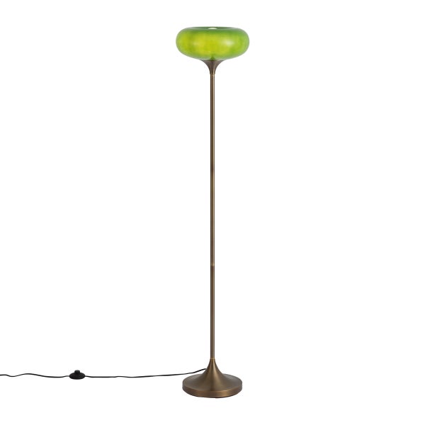 Stehleuchte mit einem runden Lampenschirm aus Glas und einem schmalen Metallgestell in einem bronzefarbenen Ton.