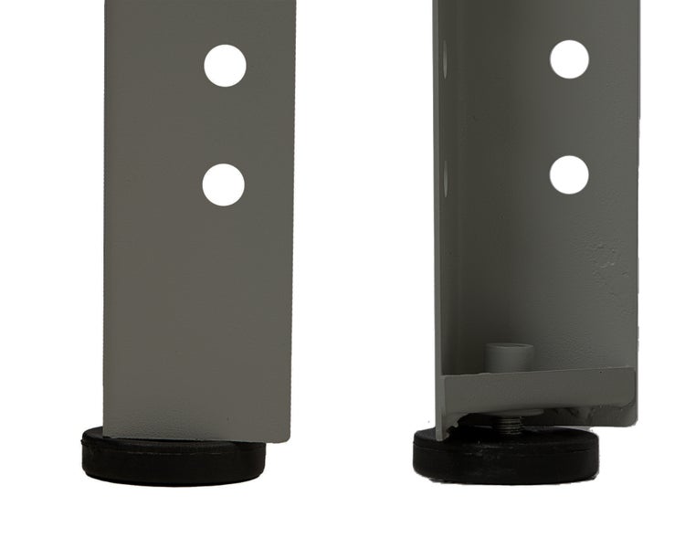 Detailansicht von zwei Metalltischbeinen mit Schraubfüßen und Befestigungslöchern.