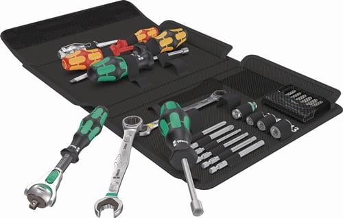 Wera Werkzeugset Kraftform Kompakt in schwarzer Falttasche mit Zyklop Knarre, Joker Maulringratschenschlüsseln, Schraubendrehern, Nüssen und Bits.