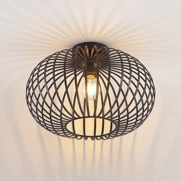 Deckenleuchte aus Metall in Käfigform, rund, mit sichtbarem Leuchtmittel und Schattenwurf an der Decke.