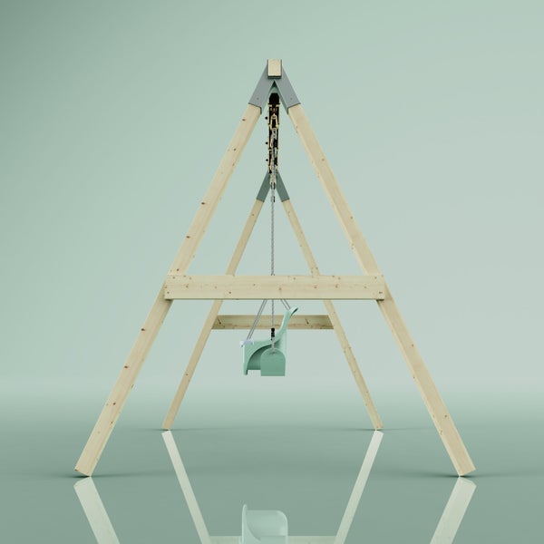 Schaukelgestell aus Holz mit einer Babyschale und einem klassischen Schaukelsitz an Seilen.