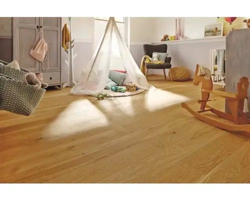 Heller Raum mit Holzboden, Spielzelt und Spielzeug