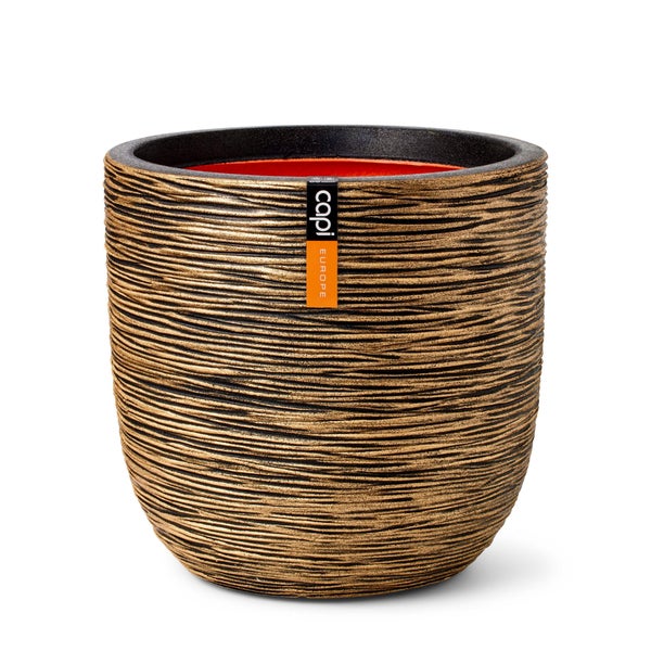 Capi Europe Blumentopf mit horizontaler Rippenstruktur und orangefarbener Innenseite.