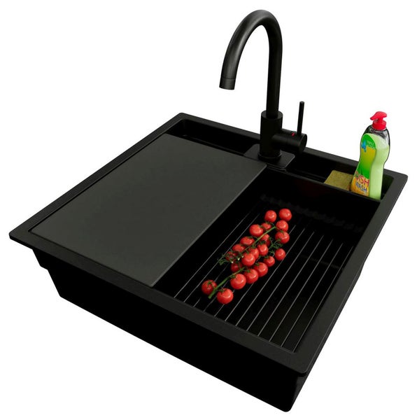 Schwarze Küchenspüle mit Abtropfgestell, Schneidebrett und Armatur
