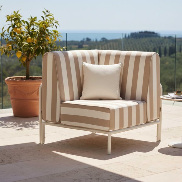 Gestreifter Outdoor-Sessel mit weißem Metallgestell und passendem Kissen auf einer sonnigen Terrasse neben einem Zitronenbaum.