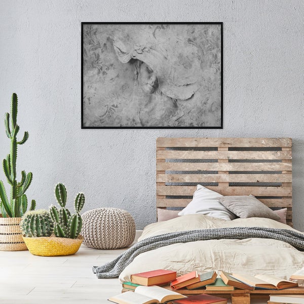 Wandbild mit Frauenporträt in modernem Schlafzimmer mit Palettenbett und Kakteen