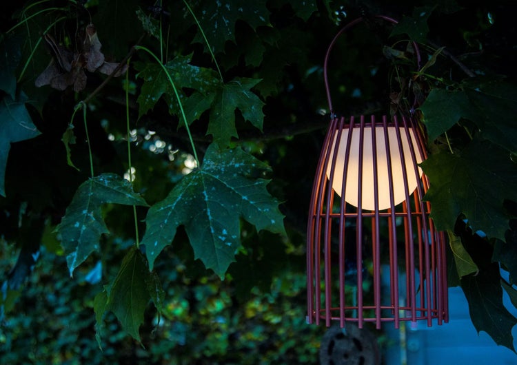 Dekorative Hängelampe mit Metallelementen zwischen Ästen