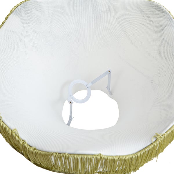 Innenansicht eines runden Lampenschirms aus Stoff mit Fransen und Metallhalterung.