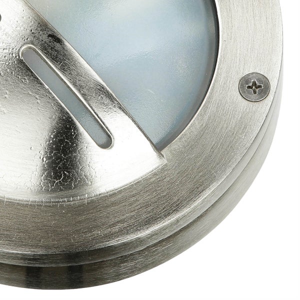 Detailaufnahme einer Bodeneinbauleuchte aus Metall