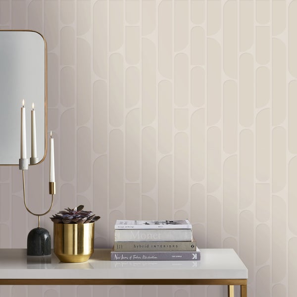 Dekorativer Raum mit Spiegel, Kerzen, Pflanze, Bücherstapel und Tapete mit grafischem Muster