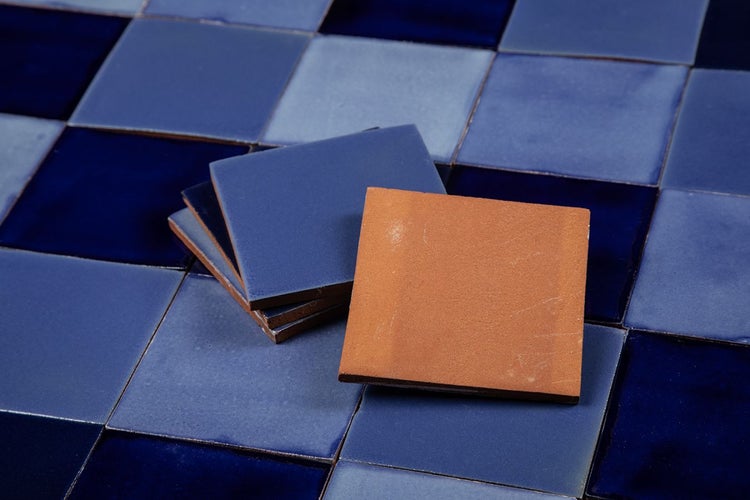 Fliesenmuster mit quadratischen Keramikfliesen