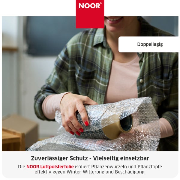 Eine Person verpackt einen Pflanztopf mit doppellagiger Noor Luftpolsterfolie zum Schutz der Pflanzenwurzeln vor Kälte und Beschädigung.