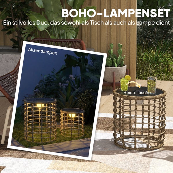 Set aus zwei geflochtenen Beistelltischen im Boho-Stil mit integrierten Solar-Akzentlampen auf einer Terrasse.