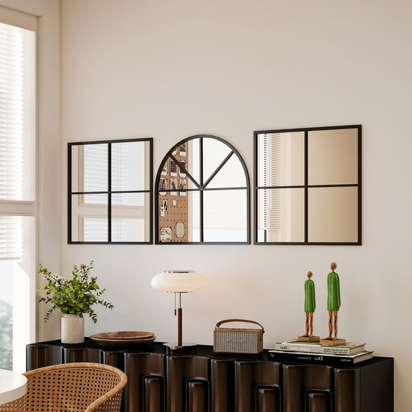 Dekorativer Wandspiegel in Fensteroptik über Sideboard mit Zimmerpflanzen