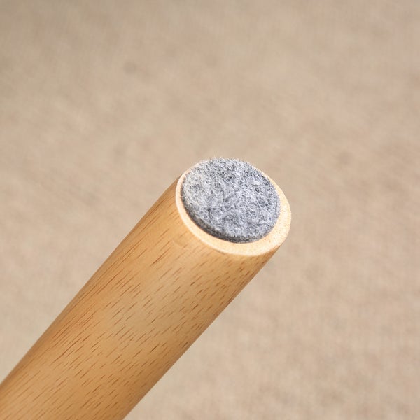 Detailansicht eines Holzmöbelfußes mit Filzgleiter