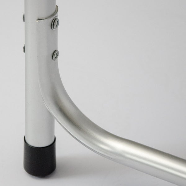 Detailansicht eines Aluminiummöbelbeins mit schwarzem Fuß
