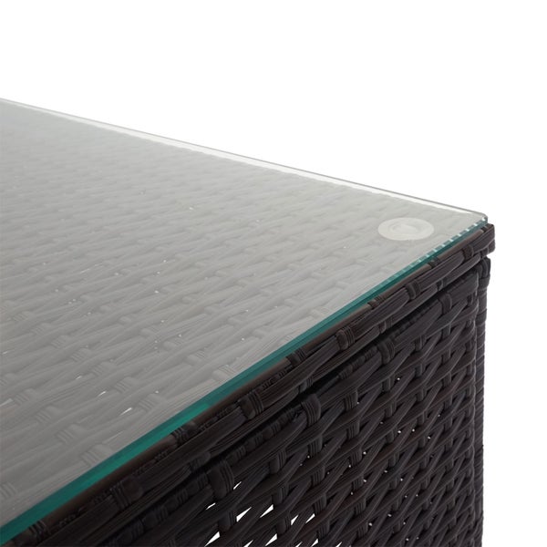 Detailansicht eines Gartentisches mit Glasplatte und Polyrattan-Geflecht.