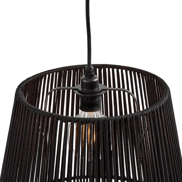 Pendelleuchte mit schwarzem Schirm aus vertikal gespannten Schnüren, inklusive Fassung und Leuchtmittel.