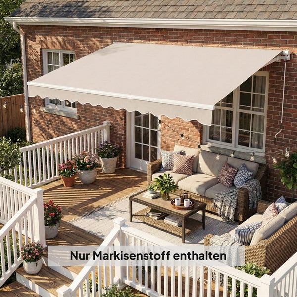 Helle Terrasse mit Holzdeck, Ziegelwand und beigefarbenem Markisenstoff. Lounge-Bereich mit Korbmöbeln, Couchtisch und verschiedenen Topfpflanzen.