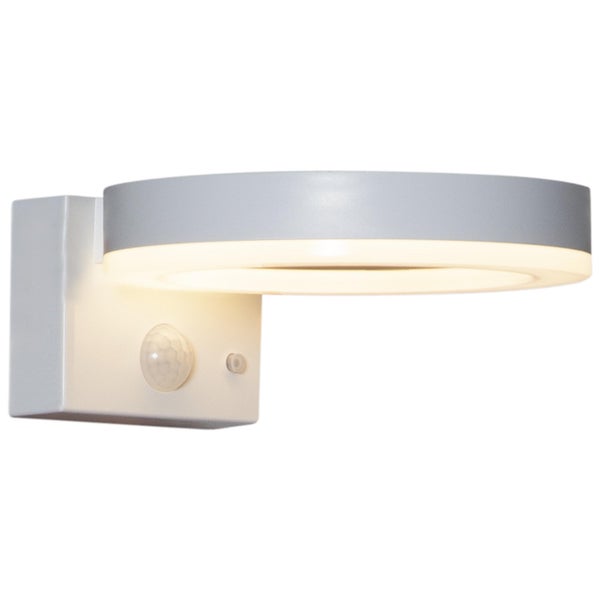 Wandleuchte zur Außenbeleuchtung neben einem Pflanzenbeet.