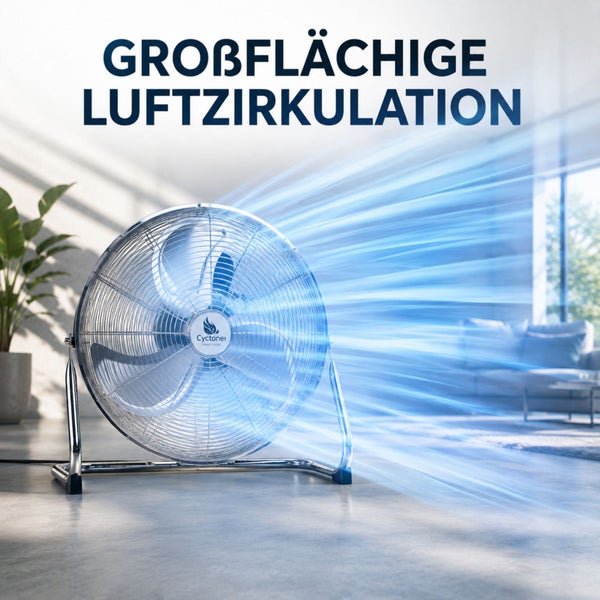 Bodenventilator aus Chrom in einem hellen Wohnzimmer mit sichtbarer großflächiger Luftzirkulation.