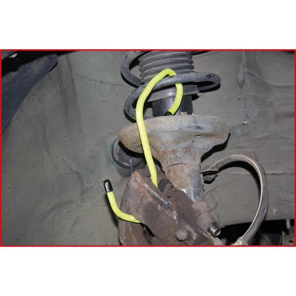 Nahaufnahme eines Auto-Stoßdämpfers mit Bremsleitungswerkzeug