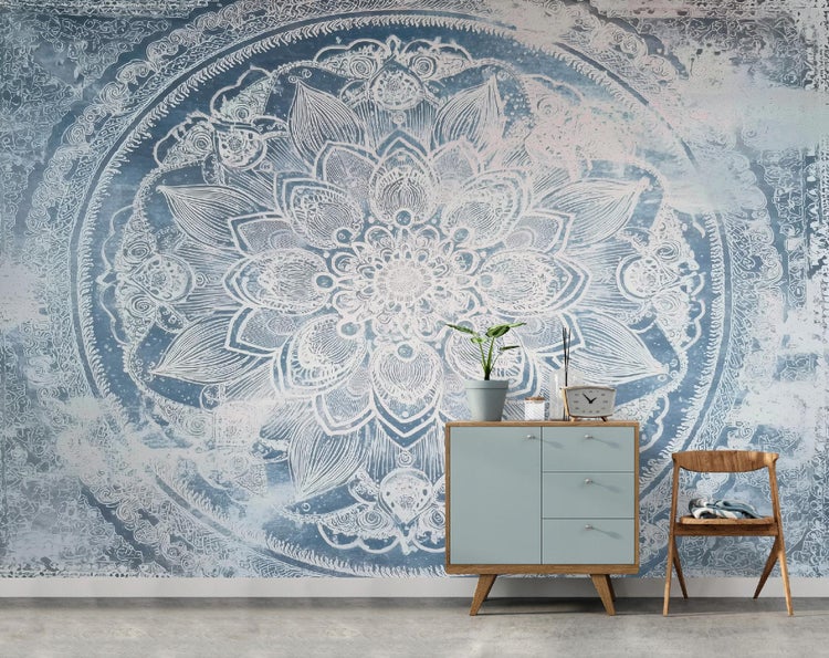 Innenraum mit Wandbild mit Mandala-Muster, Kommode und Stuhl