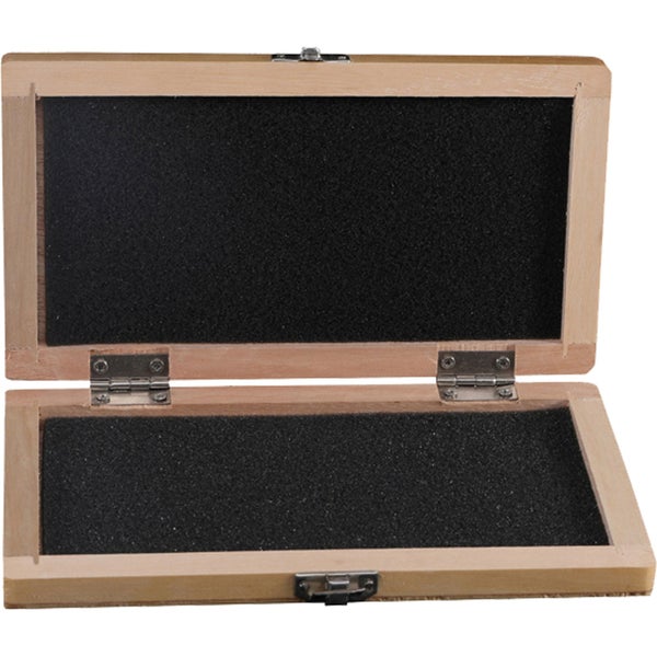 Offene Holzbox mit Schaumstoffeinlage, Metallscharnieren und Verschluss.