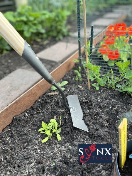 Gartenhacke im Einsatz in einem Hochbeet.