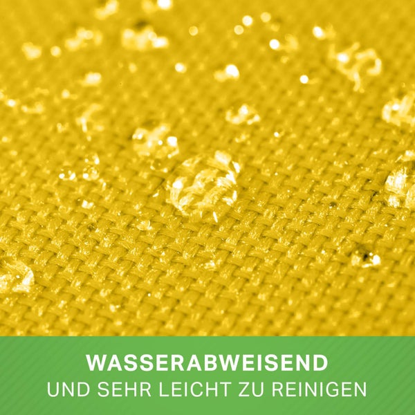 Raumansicht mit einer Textiltapete an der Wand.