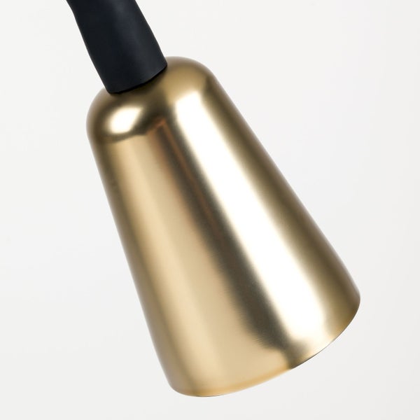 Detailaufnahme einer goldenen Lampenfassung