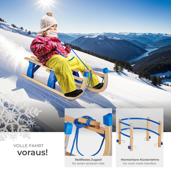 Kind auf einem Holzschlitten mit Zugseil und optionaler Rückenlehne im Schnee