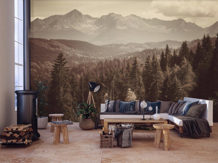 Wohnzimmer mit Ofen, Holzhocker und Fototapete mit Bergmotiv