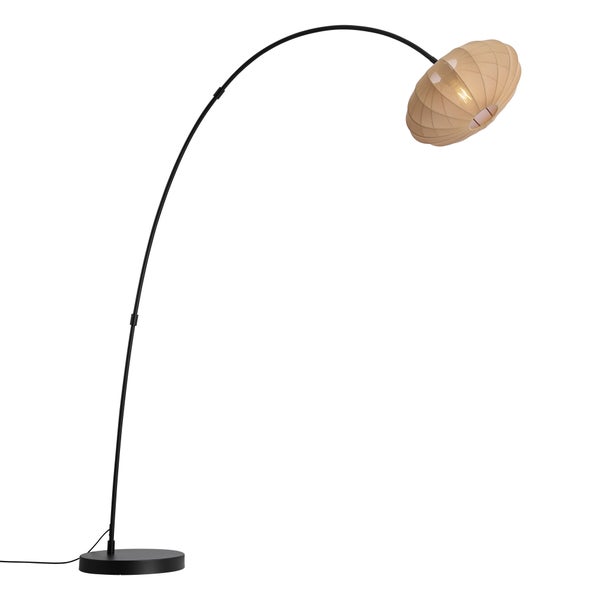 Moderne Bogenlampe mit schwarzem Metallgestell und einem ovalen Lampenschirm aus beigefarbenem Textil.