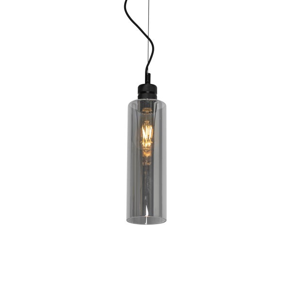 Pendelleuchte mit zylindrischem Schirm aus Rauchglas und sichtbarem Filament-Leuchtmittel.
