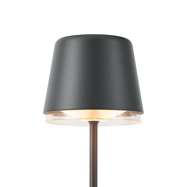 Moderne LED-Tischleuchte mit dunklem Schirm und warmweißer Lichtabgabe.