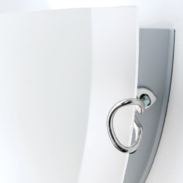 Wandleuchte mit gebogenem Diffusor und Metallhaken zur Befestigung
