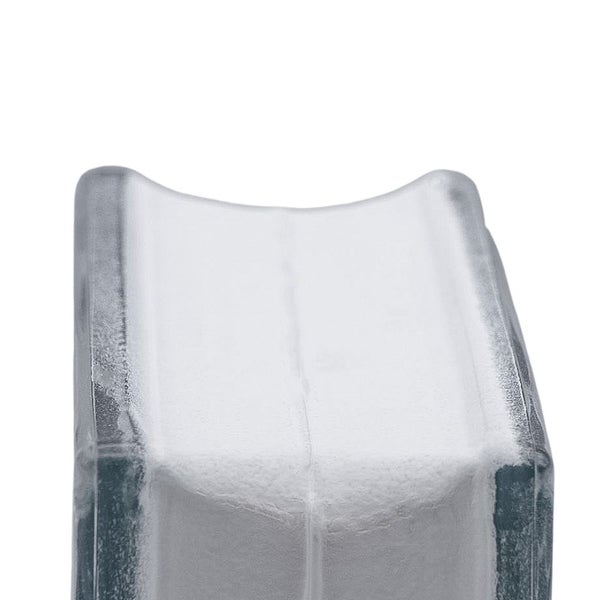 Detailansicht eines transparenten, rechteckigen Glasblocks.