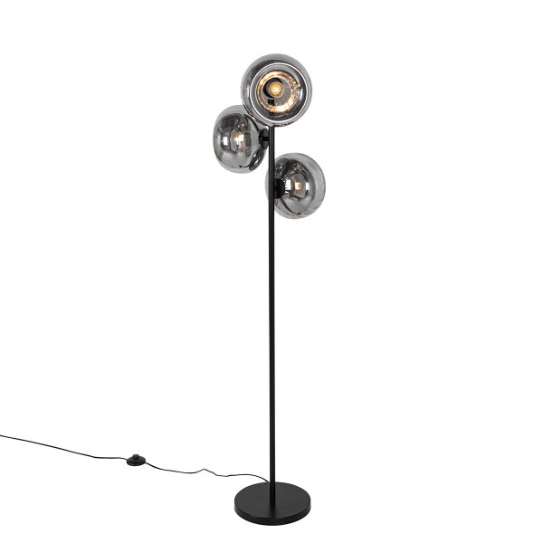 Stehlampe mit drei Rauchglas-Kugellampenschirmen auf einem schwarzen Ständer