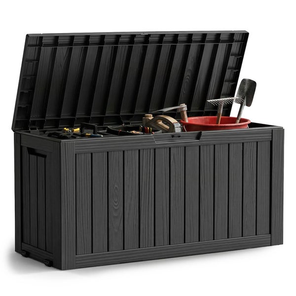 Geöffnete dunkelgraue Gartenbox aus Kunststoff in Holzoptik, gefüllt mit Gartengeräten wie Schaufel, Harke und einem Eimer.