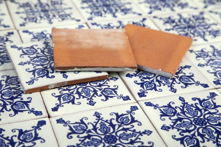 Dekorative Fliesen mit floralem Muster und unglasierter Rückseite