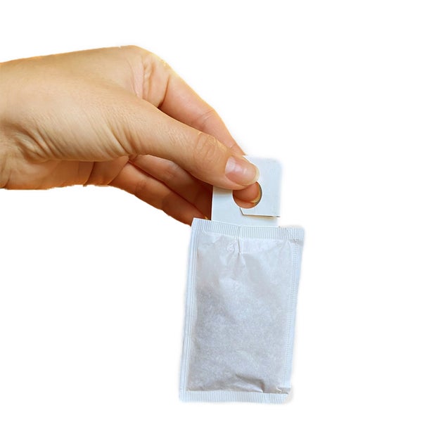 Hand hält Duftsäckchen