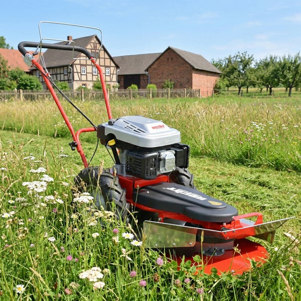 Hecht Wiesenmäher im Einsatz auf einer Wiese