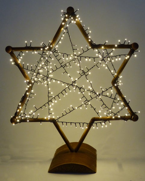Beleuchteter Stern aus Metall mit LED Lichterkette auf einem Standfuß für die Weihnachtsdekoration.