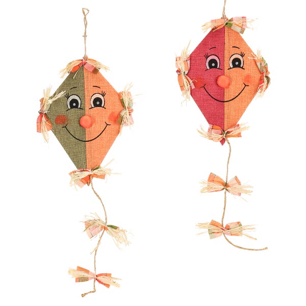 Zwei dekorative Stoffdrachen mit Gesicht zum Aufhängen.